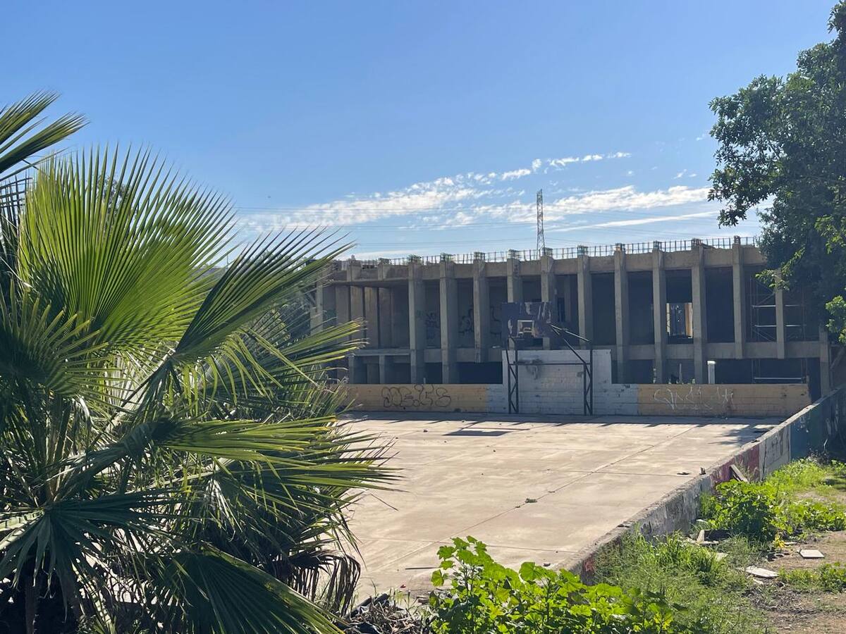 Actualmente se trabaja en la construcción del pretil perimetral y la demolición de los muros de block. Foto: Carmen Gutierrez