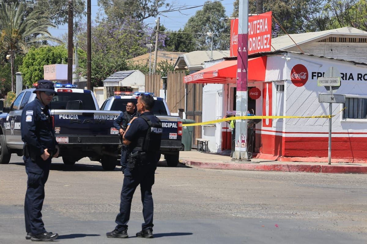 Los ofendidos, ambos de entre los 40 a 50 años, fueron declarados sin vida poco después y la escena quedó asegurada por las autoridades. Foto: Sergio Ortiz