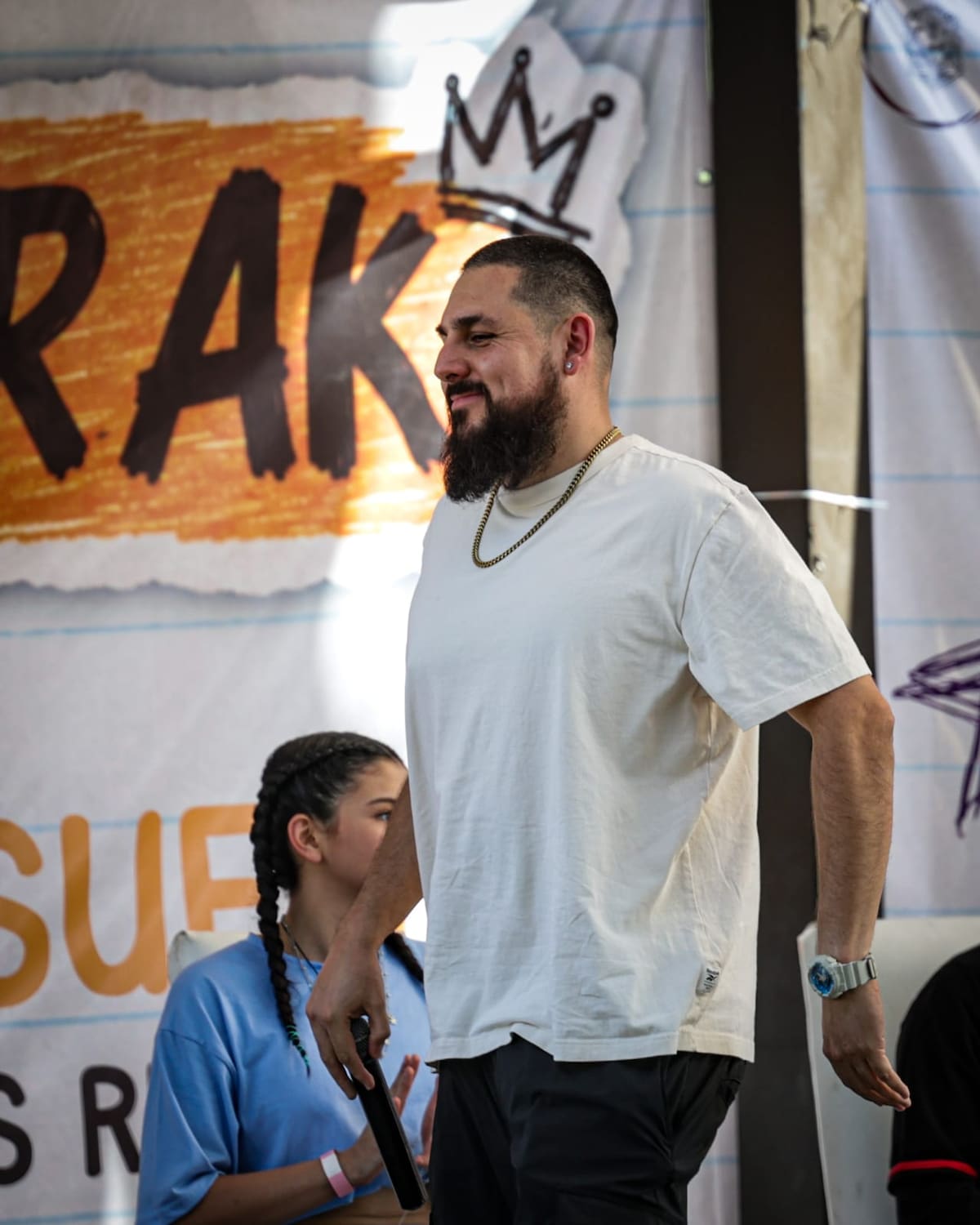 EL REY. Tras casi 20 años de trayectoria en las batallas de freestyle, Danger AK también desempeña una labor social con las nuevas generaciones, al compartir sus experiencias y conocimientos para ayudar a los jóvenes a desarrollarse en esta disciplina. El freestyler se presentó en el Bosque de la Ciudad, donde impartió una charla y ofreció consejos a los asistentes. (FOTO: JAVIER GALLEGOS)