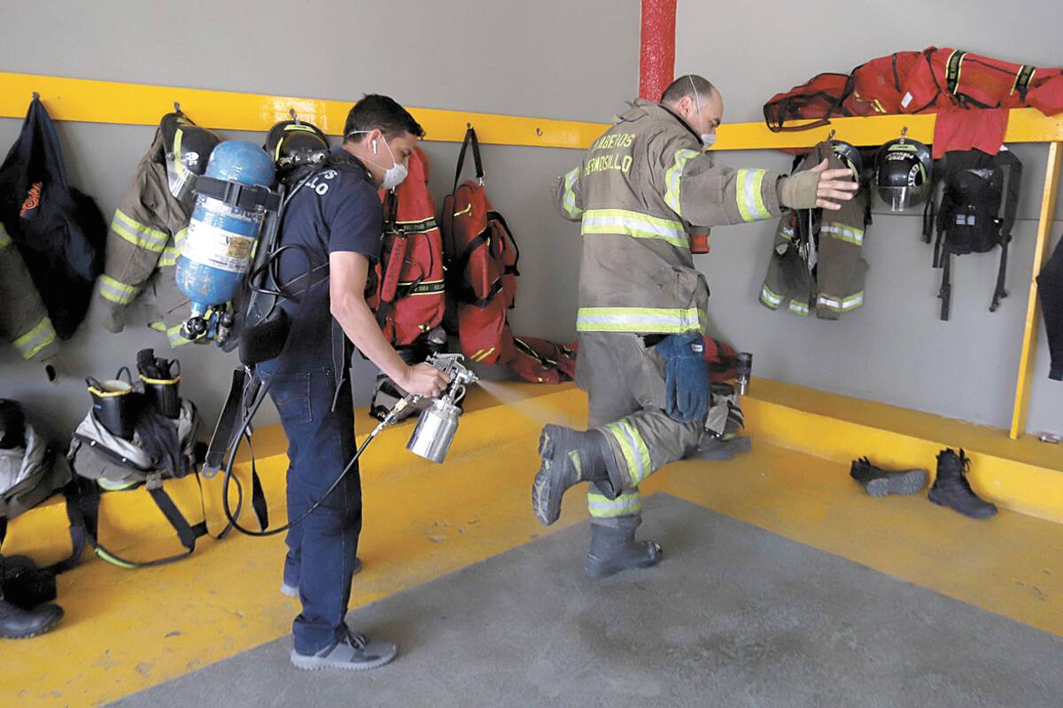 Bomberos sanitizan instalaciones con aparato que adaptan