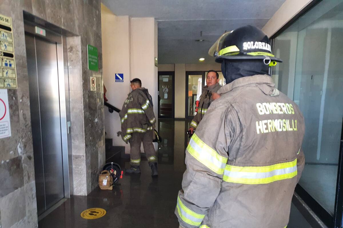 Quedan atrapadas dos personas en elevador; bomberos acuden al auxilio