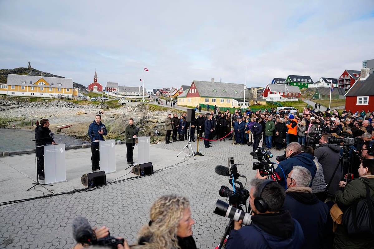 Nuuk (Greenland), 15/06/2025.- French President Emmanuel Macron greets local Greenlanders at the airport in Nuuk, Greenland, 15 June 2025, during his visit to the country. (Dinamarca, Francia, Groenlandia) EFE/EPA/MADS CLAUS RASMUSSEN DENMARK OUT