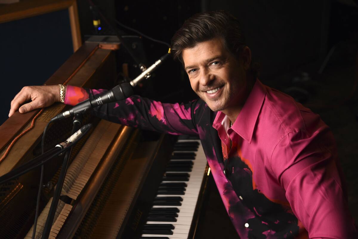 En medio de todo, Robin Thicke encuentra la luz