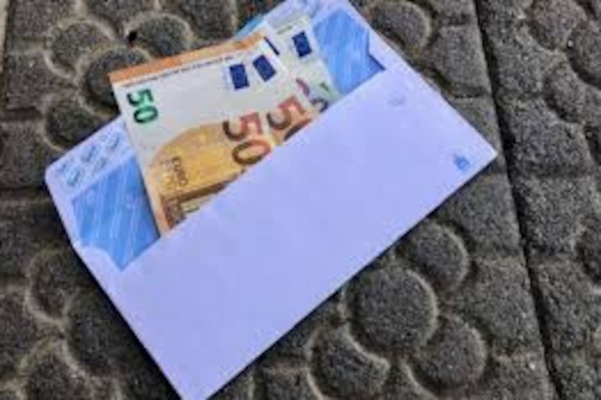Devuelve un sobre perdido lleno de dinero y luego el karma la 'recompensa'