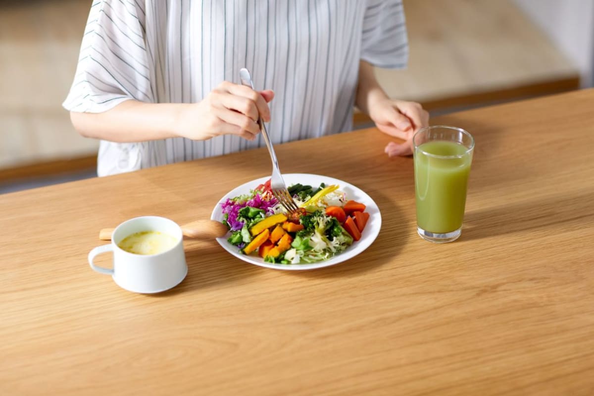 Comer lo mismo todos los días podría ayudarte a bajar de peso y cuestiona la idea de “comer variado todo el tiempo”