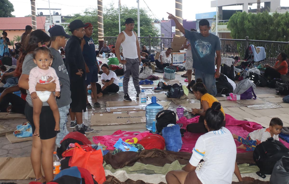 Migrantes descansan en la instalaciones oficinas temporales de la Comar en la ciudad de Tapachula en el estado de Chiapas (México). 2024. EFE/Juan Manuel Blanco