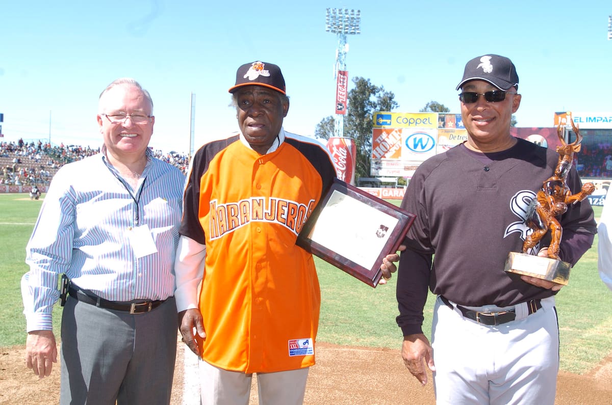 El Ing. Enrique Mazón Rubio acompaña a los exnaranjeros Orestes Miñoso y Jerry Hairston Sr. durante su homenaje en el juego de exhibición entre los Medias Blancas de Chicago y los Diamondbacks de Arizona, realizado en el Estadio Héctor Espino el 2 de marzo de 2008. (Foto: Archivo GH)