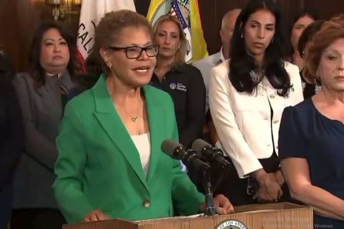 Alcaldesa Karen Bass le pide a Trump “que pare” las redadas y acciones en Los Ángeles