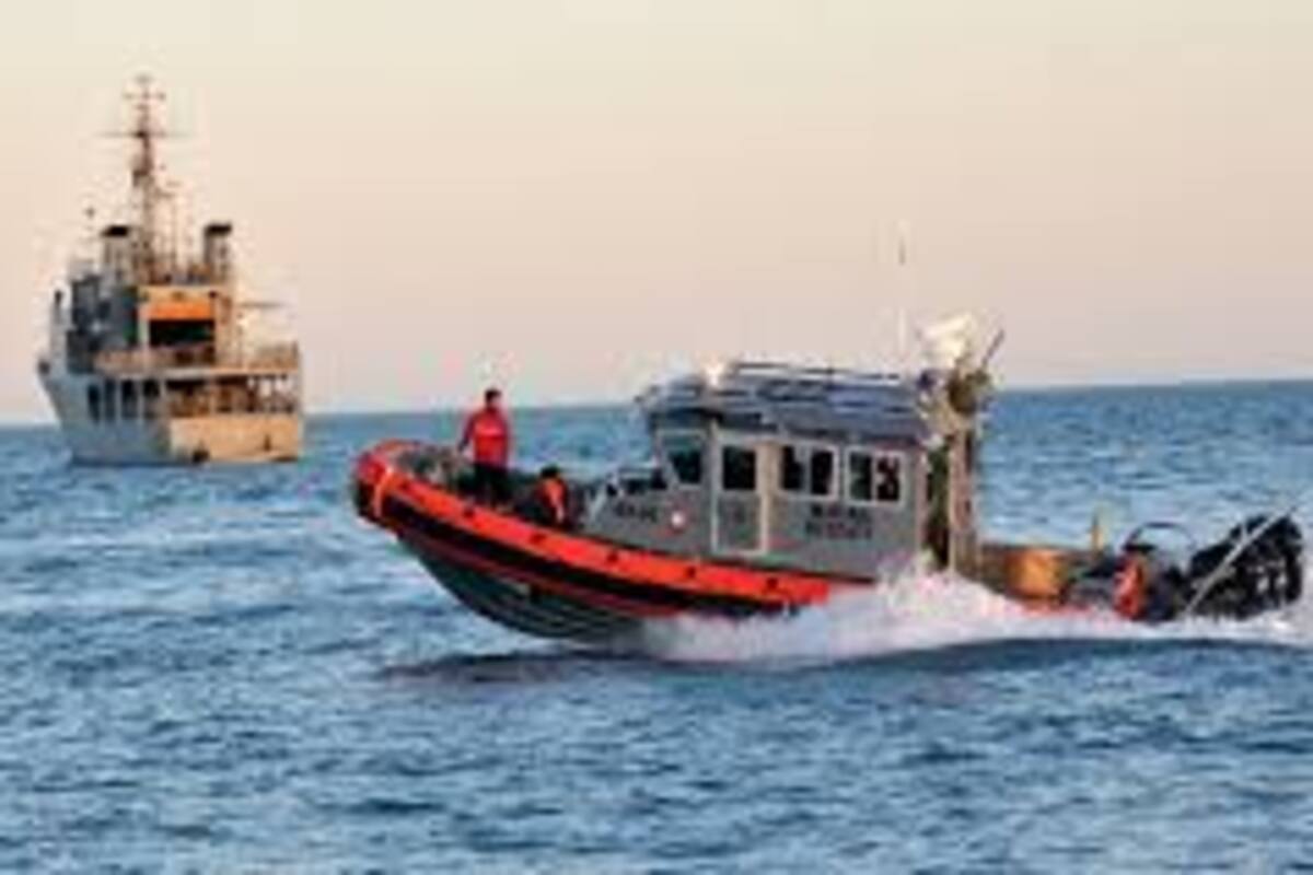 Marina rescata a tres pescadores en San Felipe