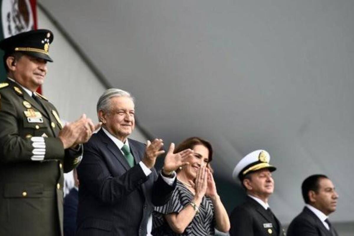Conmemoran Independencia de México con desfile y entrega de preseas a personal de Salud