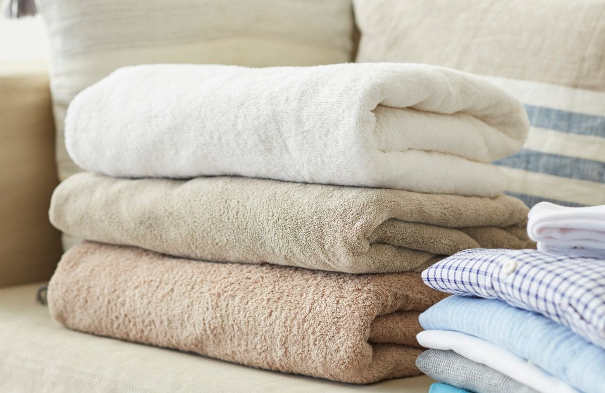 Cómo lavar correctamente las toallas del baño para evitar olor a humedad, acumulación de bacterias y desgaste de la tela | Foto: Especial (canva)