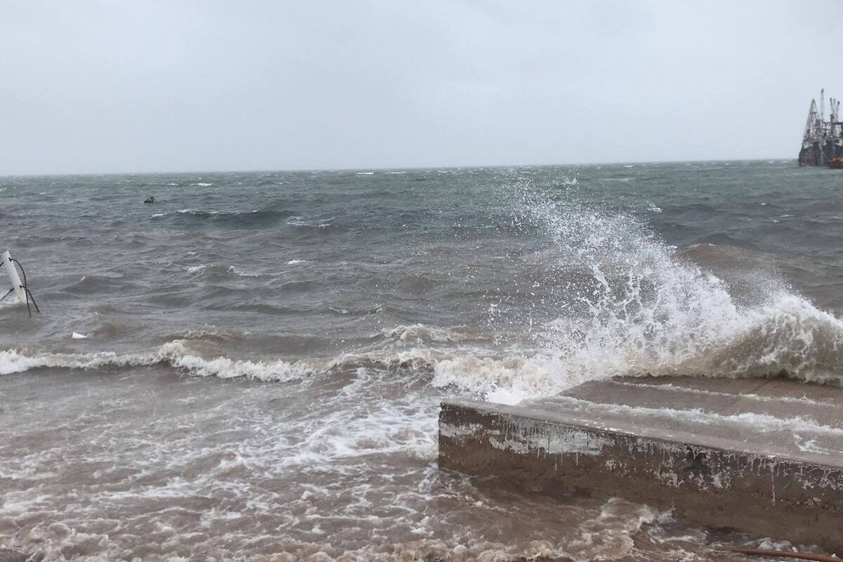 Cierran puerto de Yavaros por viento y marejada