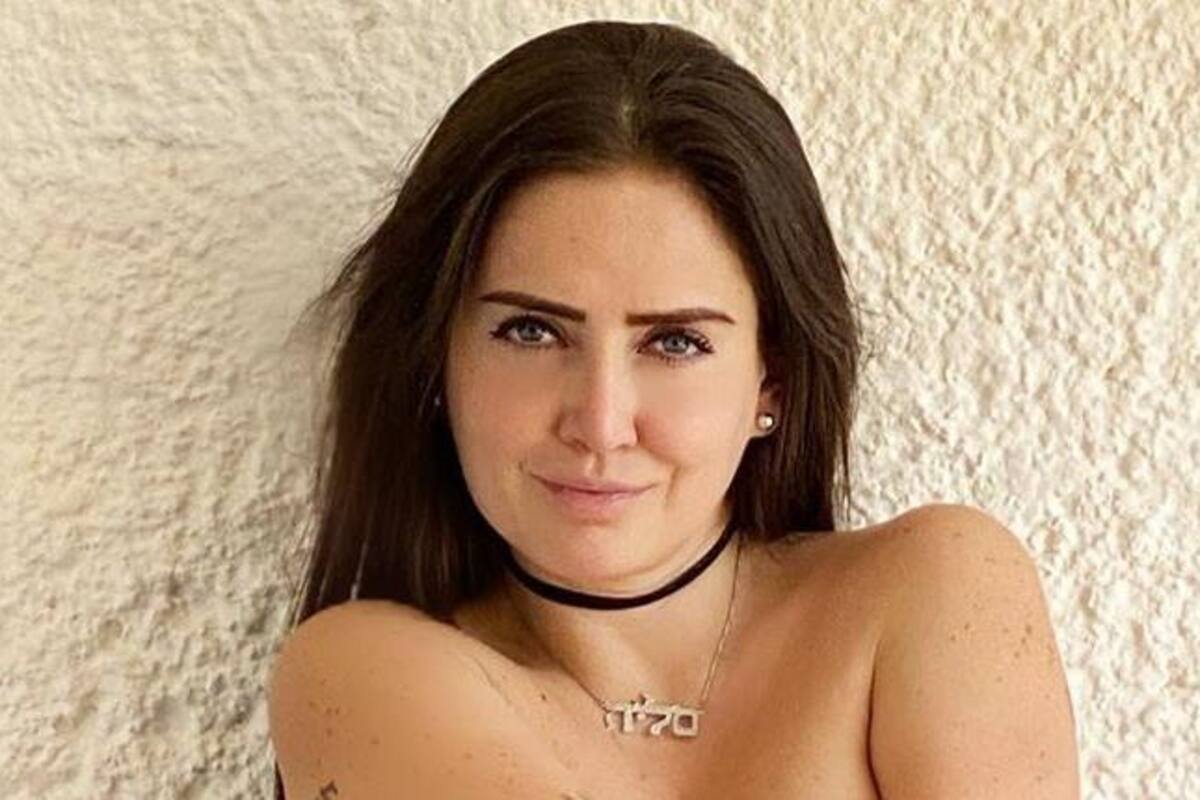 Celia Lora “enciende” a sus seguidores en lencería con una rosa en la boca