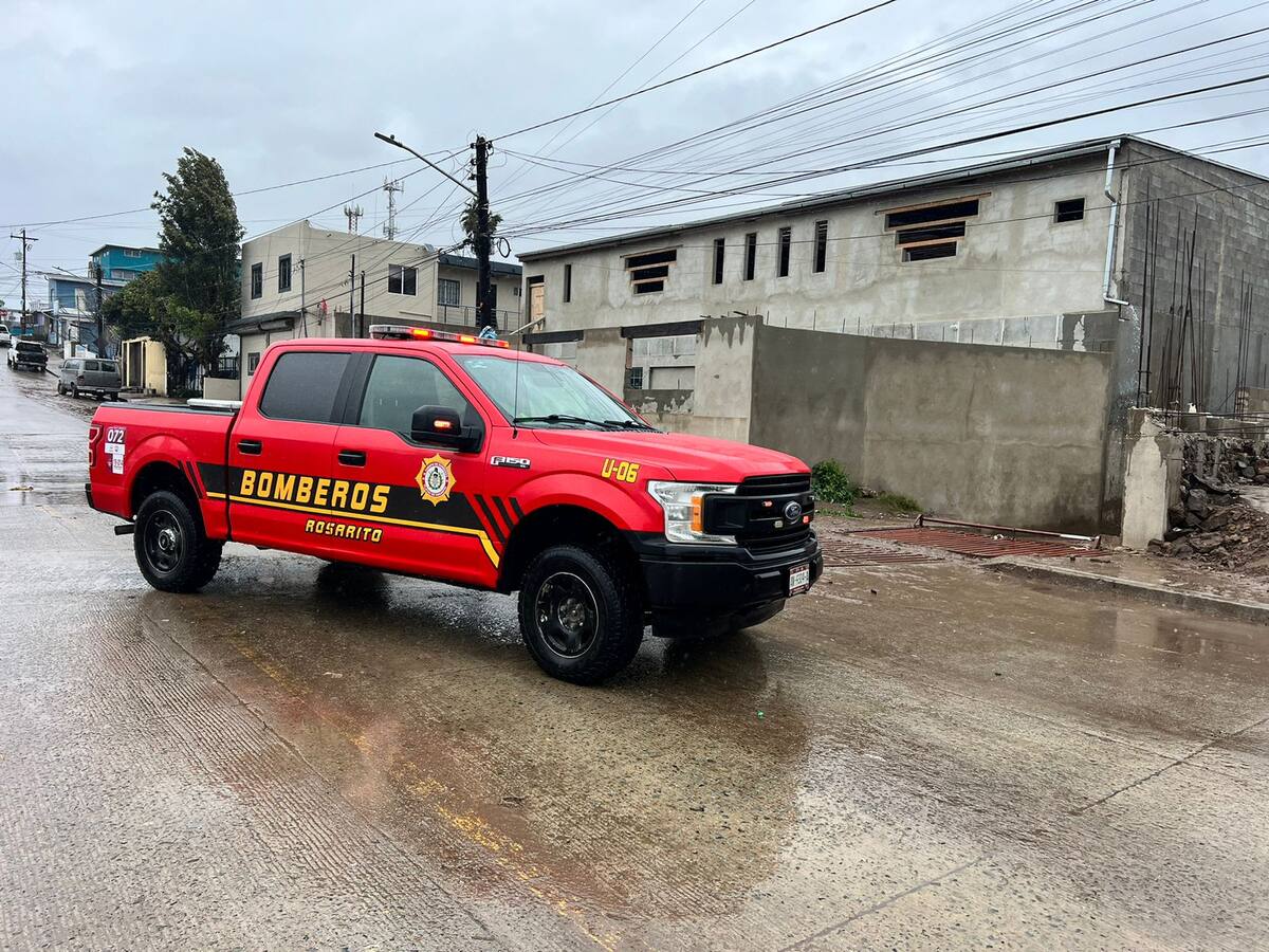 Se realizó el desazolve y extracción de agua, además de labores de limpieza en vialidades de las colonias: Real de Rosarito, Plan Libertador, Constitución y Morelos, entre otras.