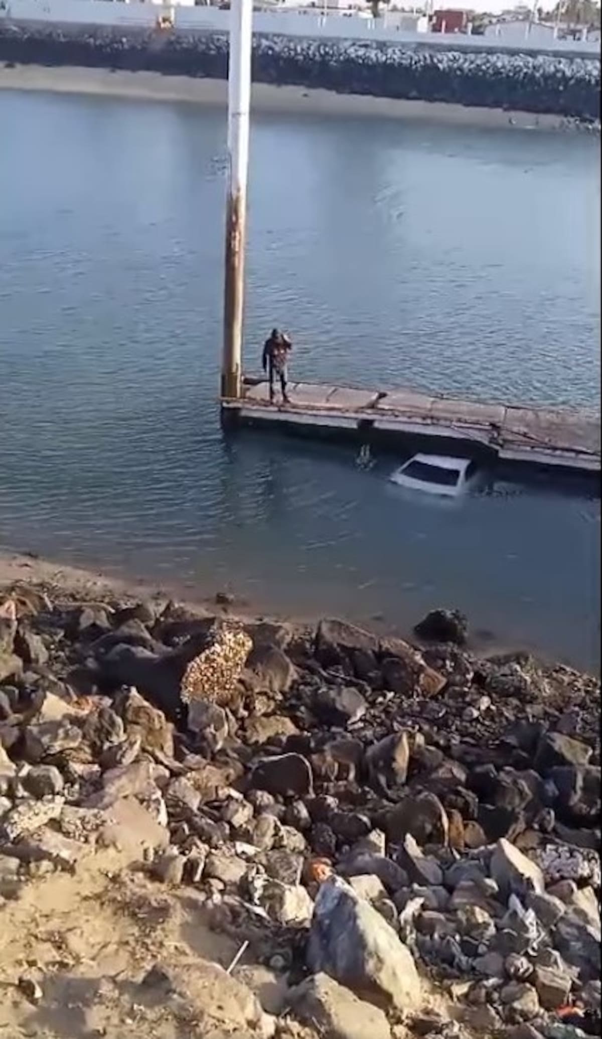 FOTO CAPTURA DE PANTALLA VIDEO (NotiPeñasco) PUERTO PEÑASCO: En estas condiciones quedó el vehículo, propiedad del lesionado, sumergido en el muelle para pangueros, donde al parecer, según testigos presenciales, abordaban una mujer y dos niñas que lograron salir antes de hundirse