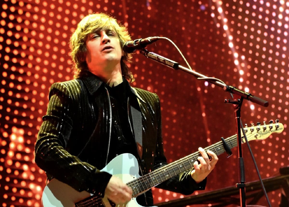 Cerca de las 21:45 horas el sábado, Siddhartha salió al escenario luciendo un estilo setentero junto a su guitarra. Foto: Ruth Odgers