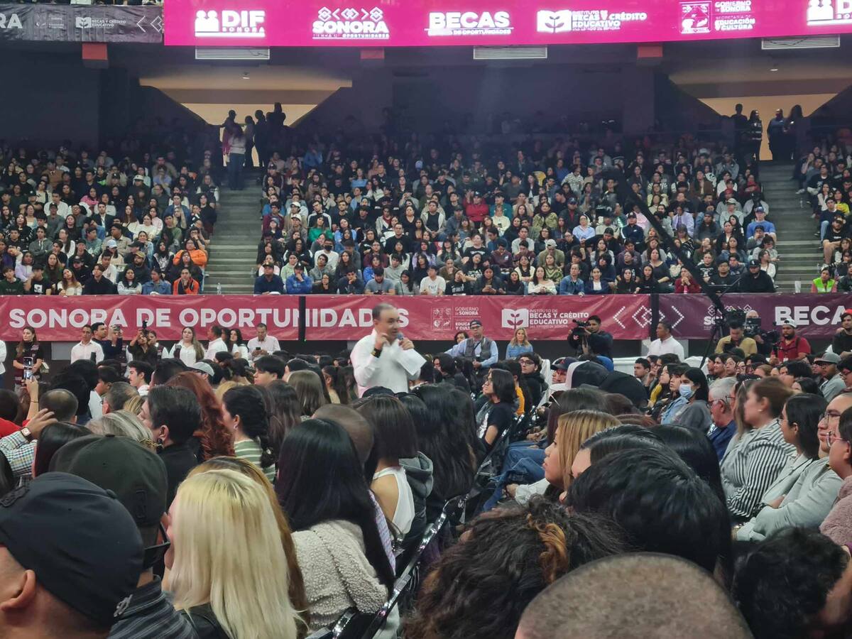 El gobernador Alfonso Durazo durante la entrega de becas a estudiantes de la Universidad de Sonora, como parte del programa 'Sonora de Oportunidades'. /Foto: Tanya Vásquez