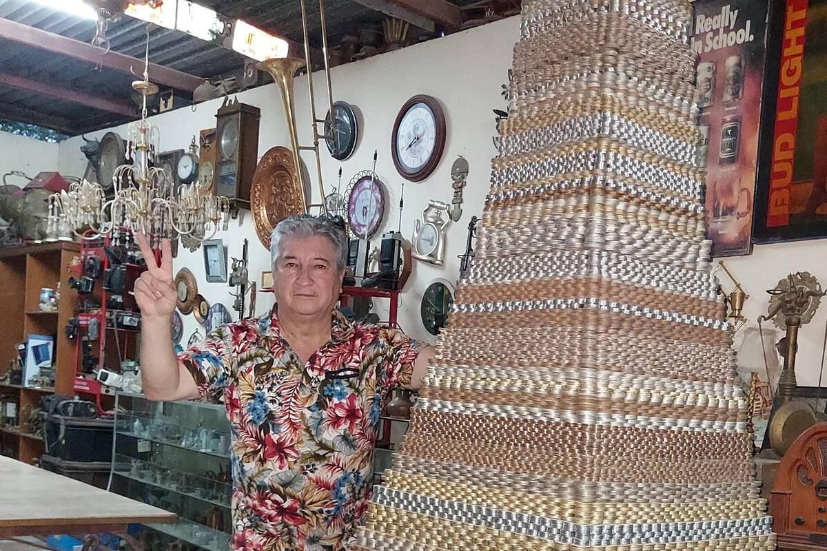 Se le cae una a parte la torre más alta de monedas en Navojoa