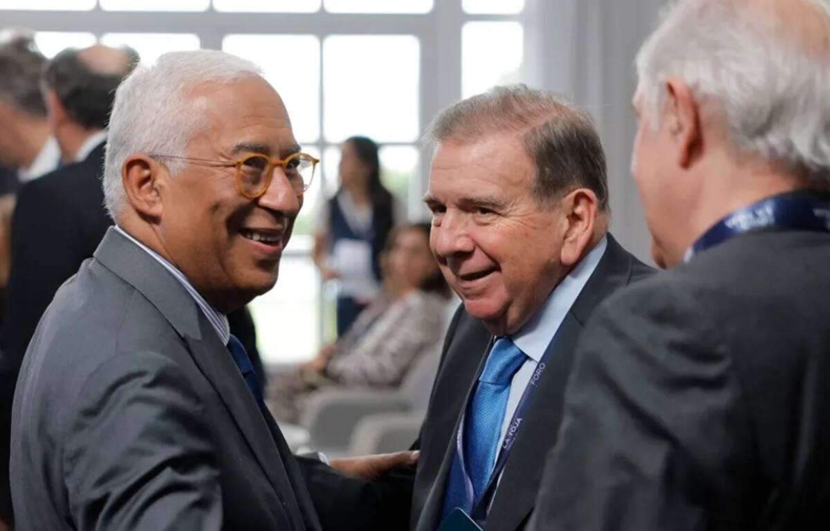 El presidente del Consejo Europeo, Antonio Costa (i), conversa con el líder opositor venezolano Edmundo González. / EFE - Lavandeira jr.