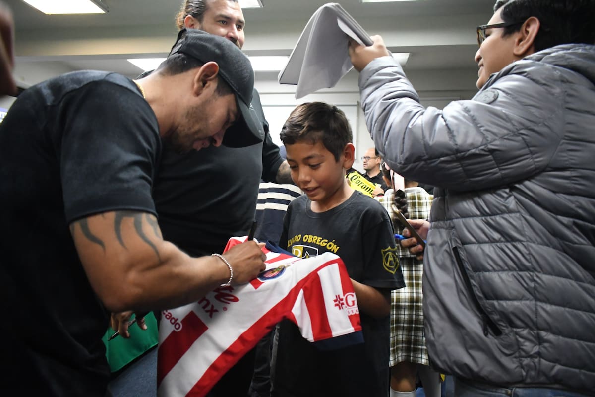 Emotivo Meet and Greet con ex jugadores de Chivas y América en el CUT