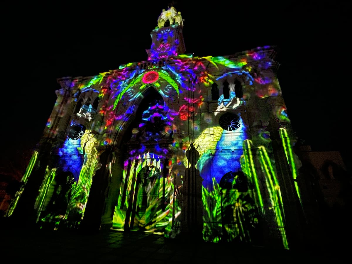 La arquitectura de la iglesia se transformó en un lienzo para los artistas. Foto: Sangre del Desierto