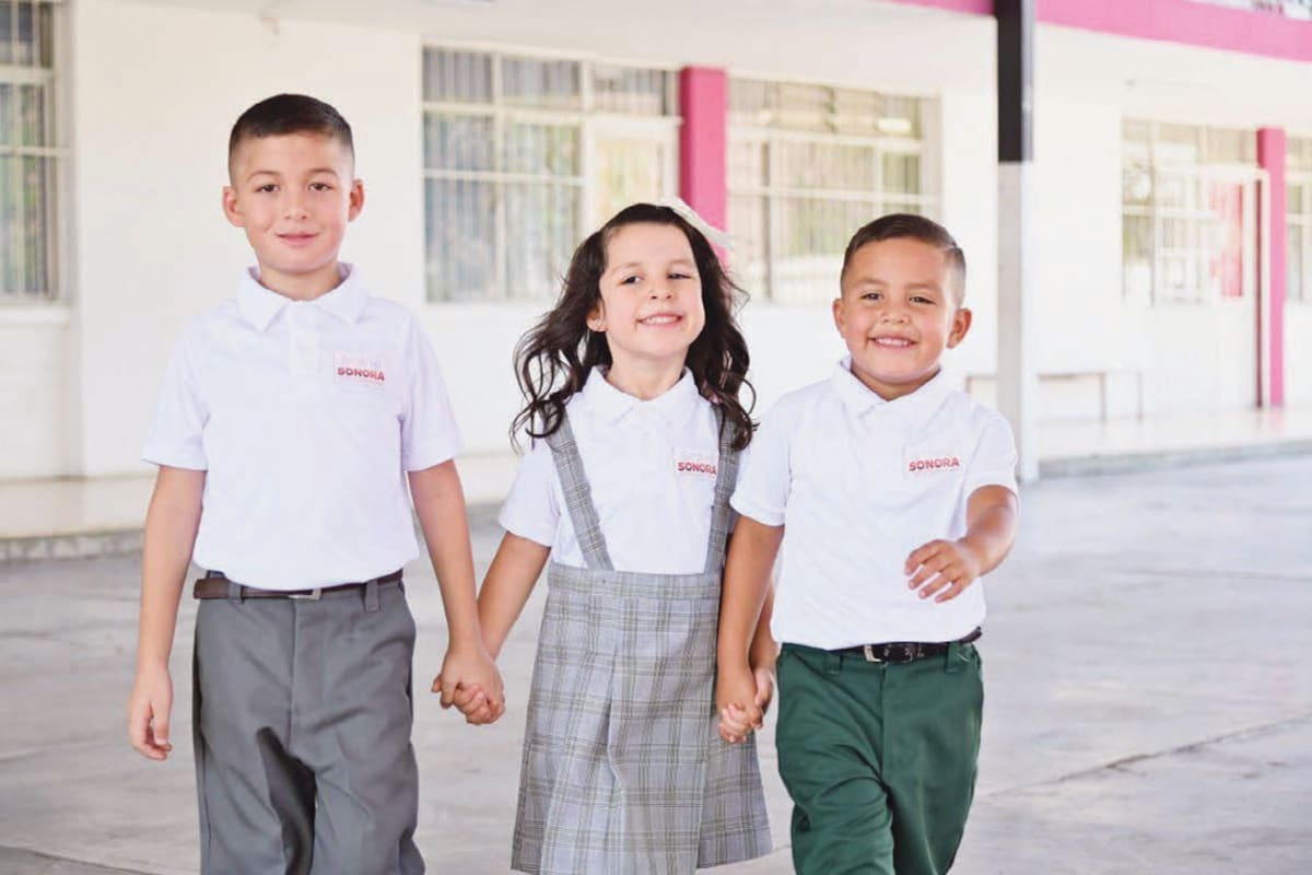 Promete gobernador Durazo entrega oportuna de uniformes escolares