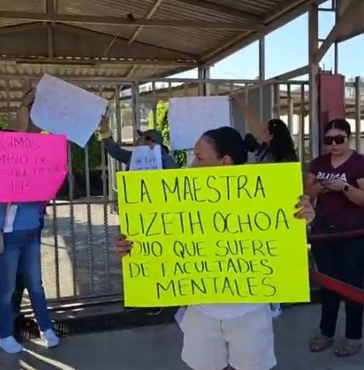 Los padres señalan que la docente tiene problemas de equilibrio mental. Foto: Cortesía