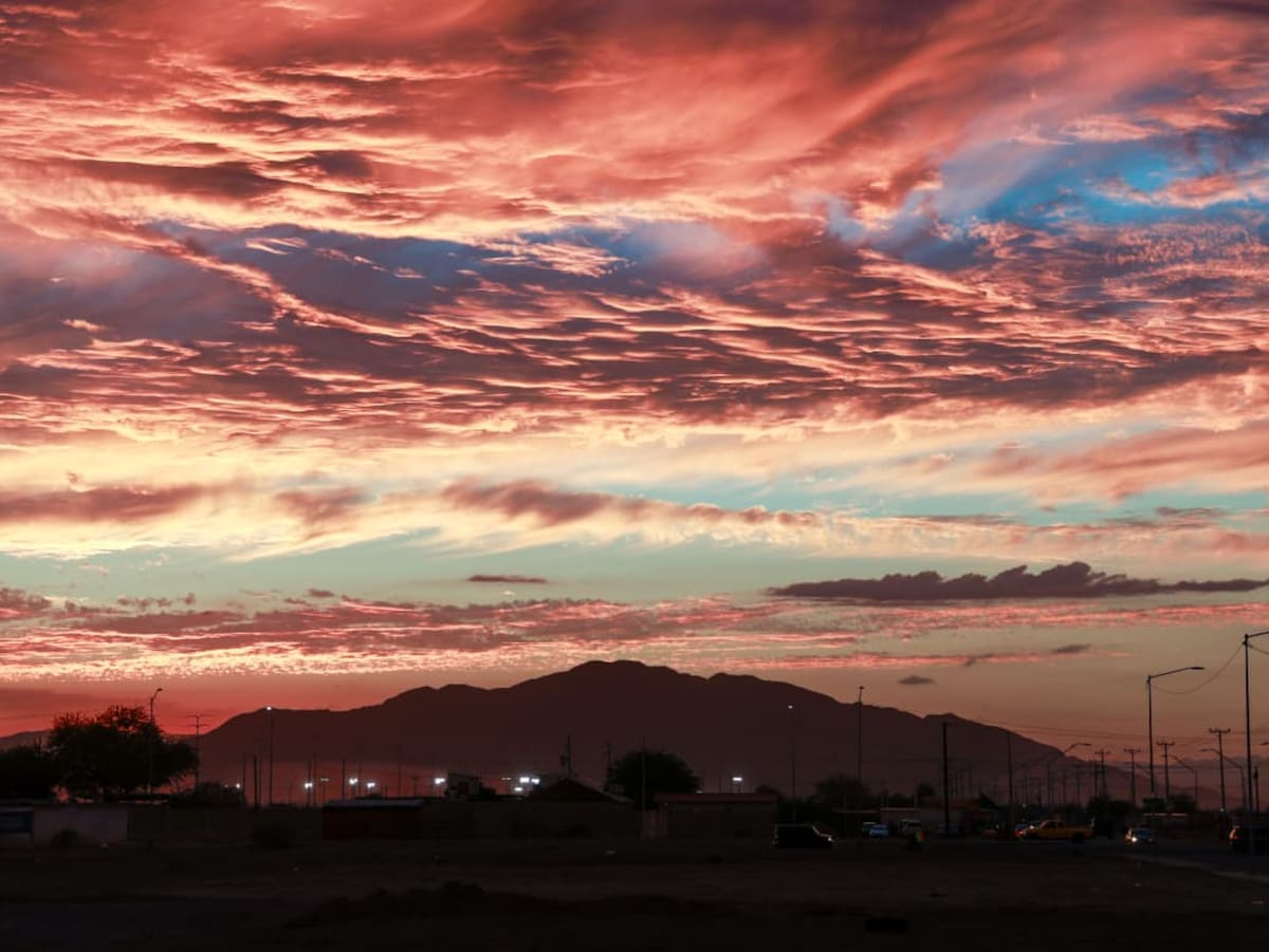 El cielo de Mexicali se tiñó de colores durante el atardecer del martes. Foto: Juan J. Morales.