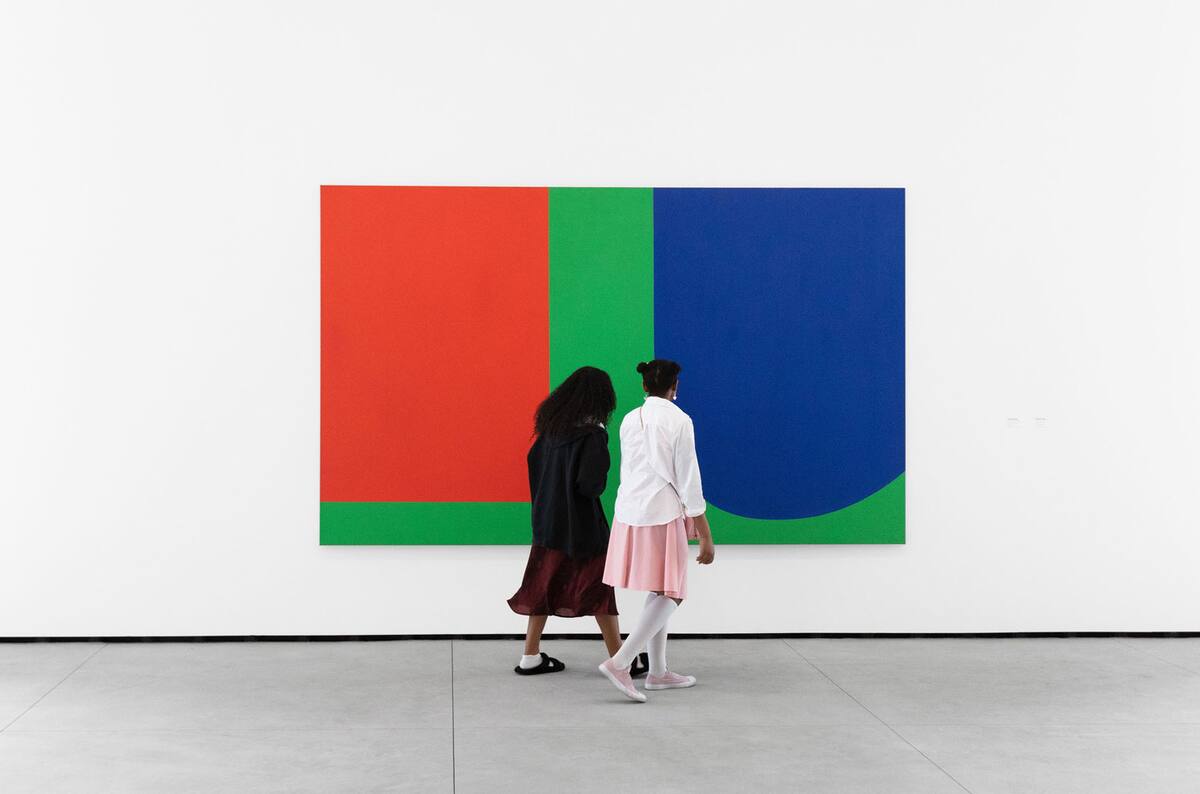 Más de 200 obras de arte de la colección permanente se encuentran actualmente a la vista en MCASD La Jolla.