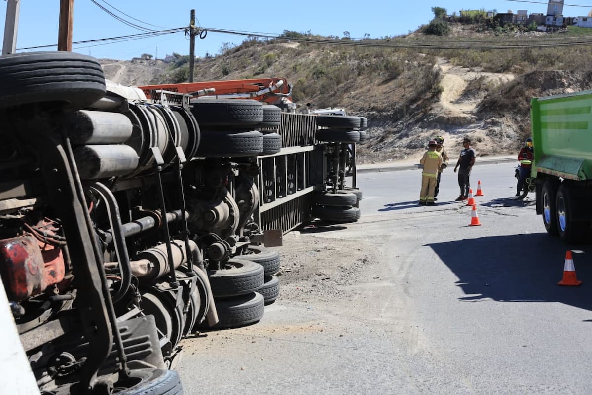 Se vuelca tráiler con 23 toneladas de mercancía en Tijuana; chofer resulta ileso