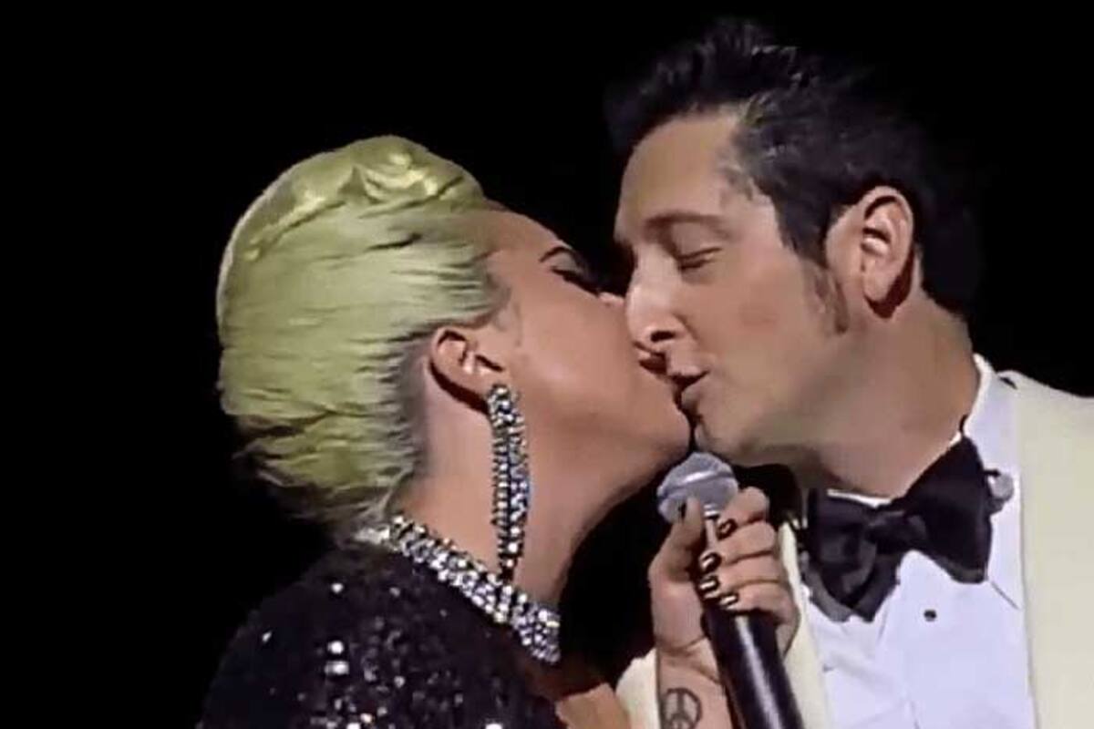 Critican a Lady Gaga por besar a hombre casado durante show