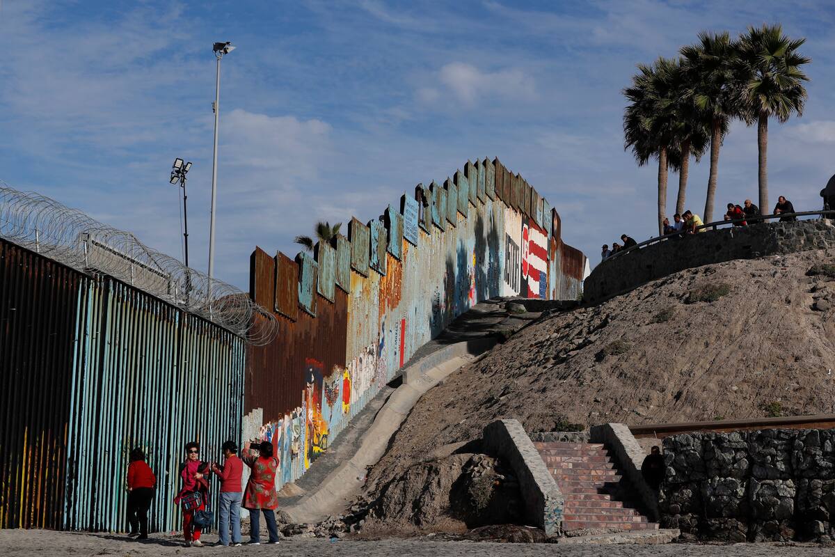 Turistas pagan en dólares para ver cómo viven los migrantes en Playas de Tijuana