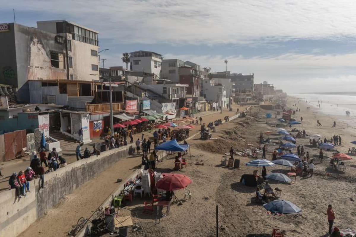 Familias y visitantes disfrutan el día de asueto en Playas de Tijuana
