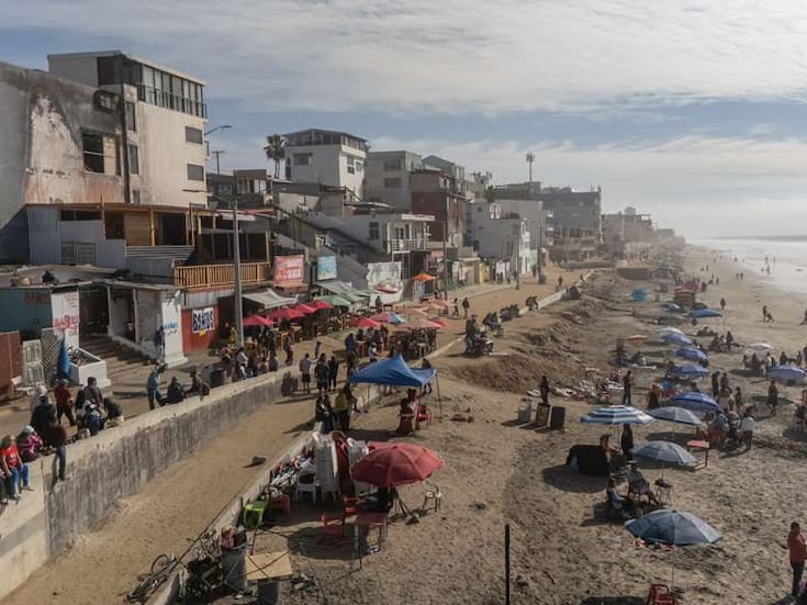 Familias y visitantes disfrutan el día de asueto en Playas de Tijuana