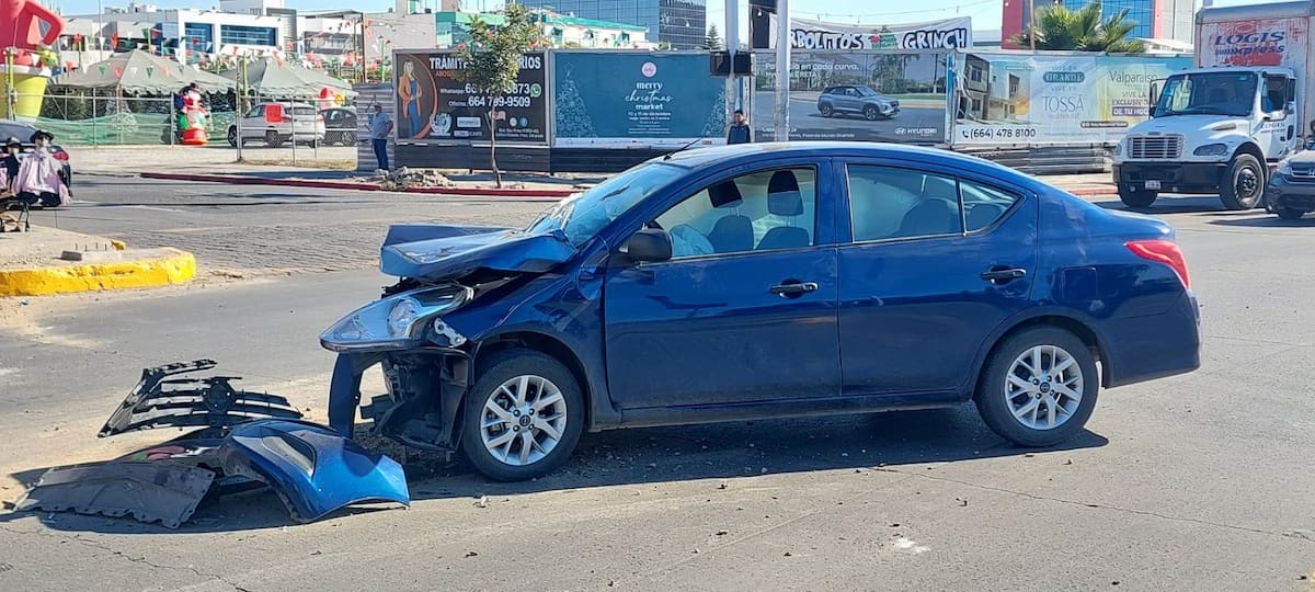 Presuntamente el automóvil azul habría ignorado el semáforo en rojo.