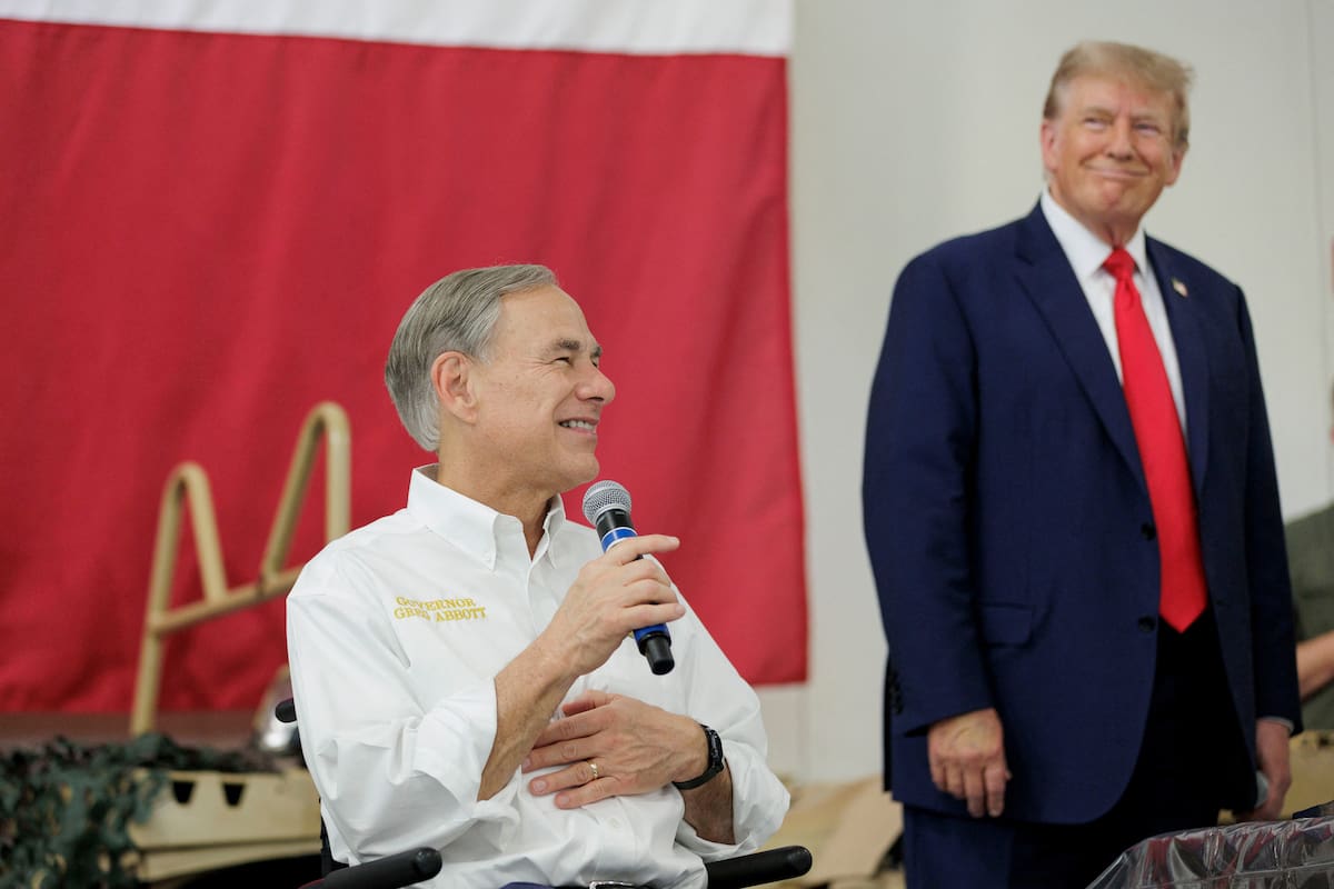 FOTO DE ARCHIVO. El gobernador de Texas, Greg Abbott, hace declaraciones junto al presidente de Estados Unidos Donald Trump en el aeropuerto internacional del sur de Texas en Edinburg, Texas, Estados Unidos. 19 de noviembre, 2023. Michael Gonzalez/Pool via REUTERS