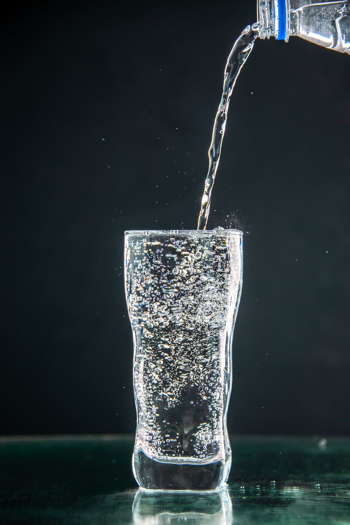 La evidencia científica recopilada por la comunidad médica señala que el agua mineral no genera cálculos renales en personas saludables. | Magnific