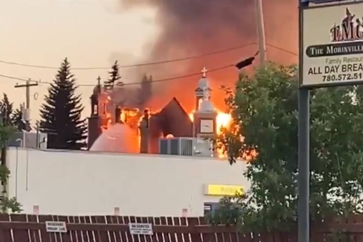 VIDEO: Aumenta caos en Canadá por quema de iglesias; encuentran más cuerpos de niños indígenas