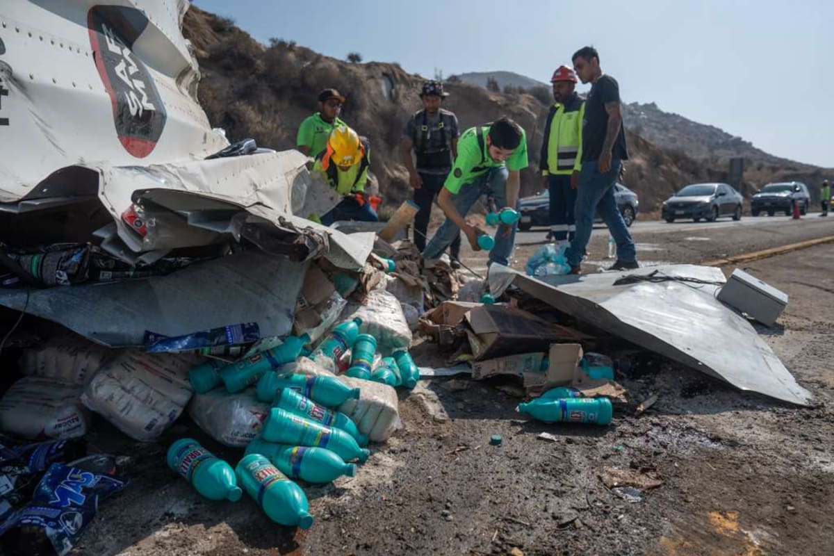 El accidente involucró a dos unidades de carga y provocó el cierre total de la vialidad durante varias horas. Foto: Border Zoom