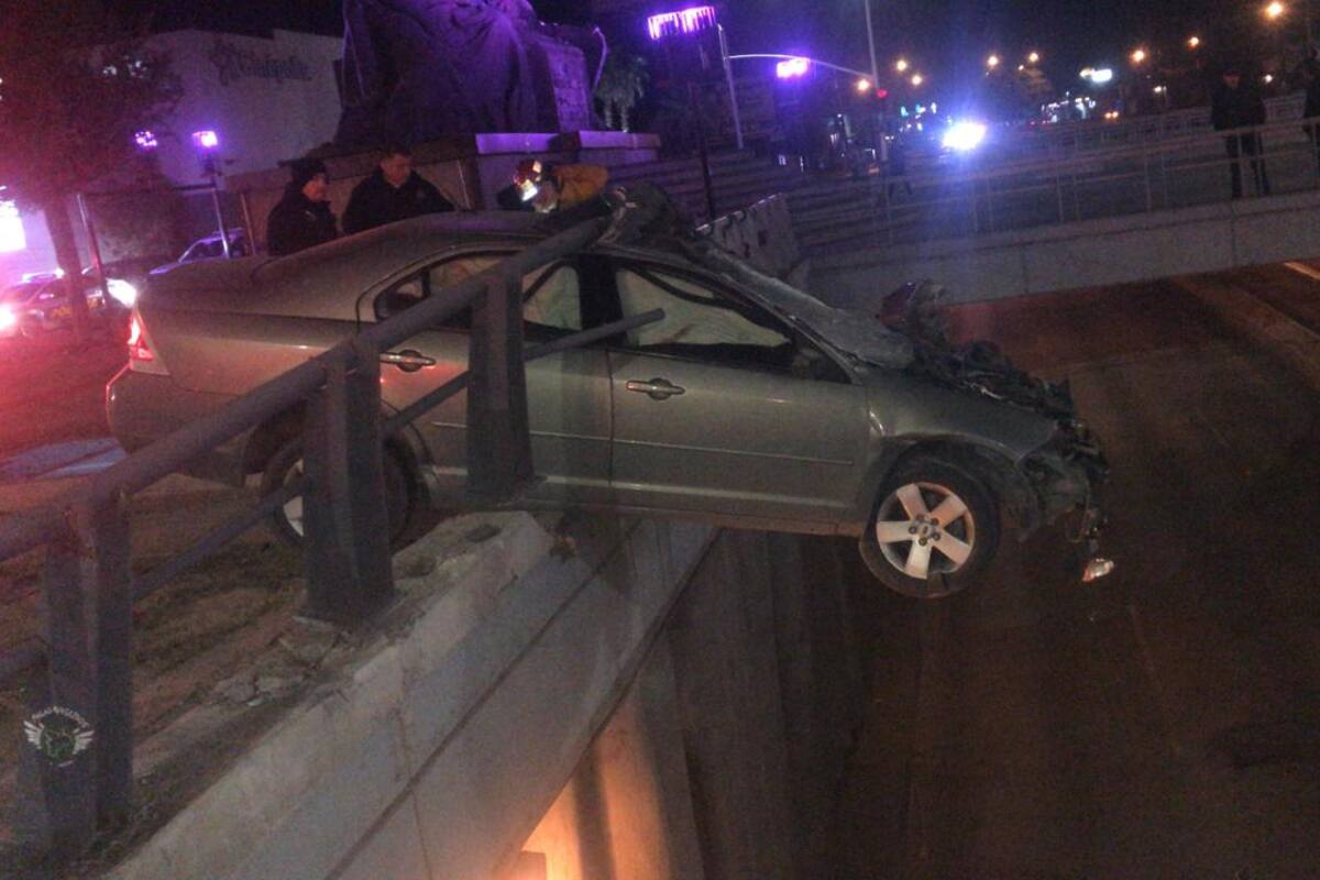 Choca y queda al borde de caer a desnivel