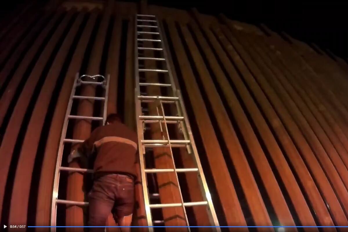 Migrante queda atorado en el cerco fronterizo