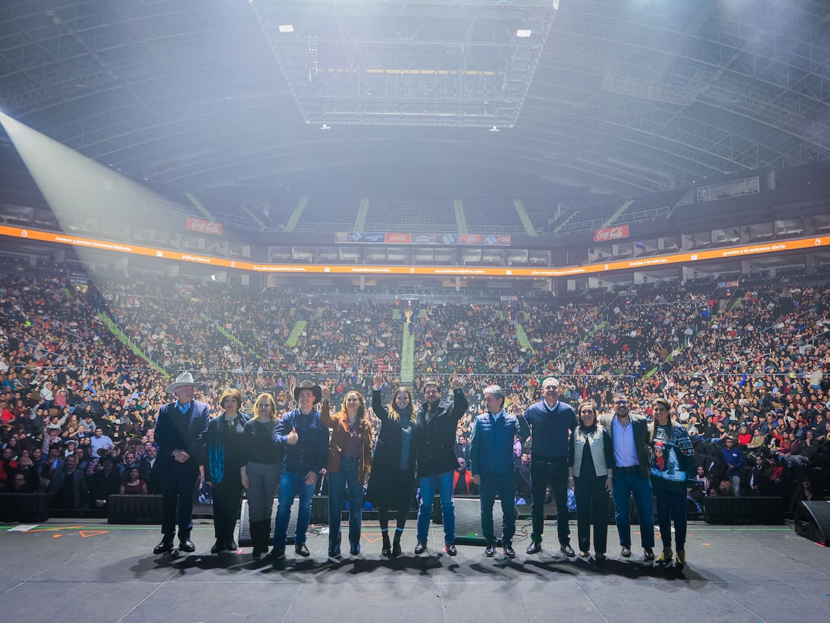 Celebran Samuel y Mariana a colaboradores del Gobierno de Nuevo León. Foto: Gobierno de Nuevo León