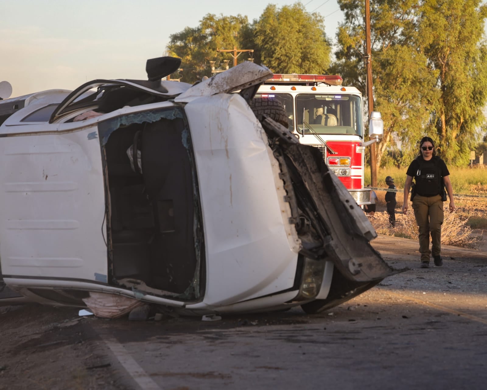 Uno de los automóviles involucrados, un pickup, quedó volcado sobre la carretera l Foto: Javier Gallegos