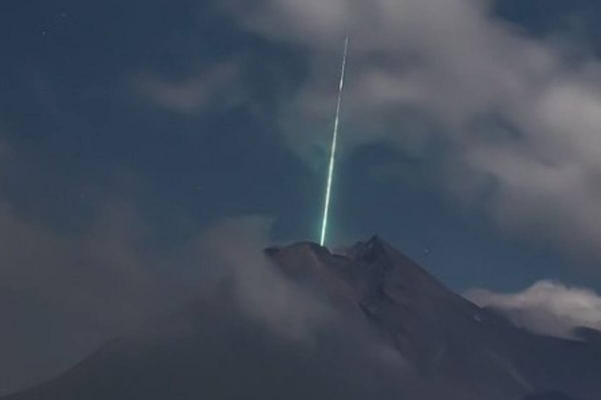 Meteorito es captado al caer en Indonesia sobre el volcán Merapi