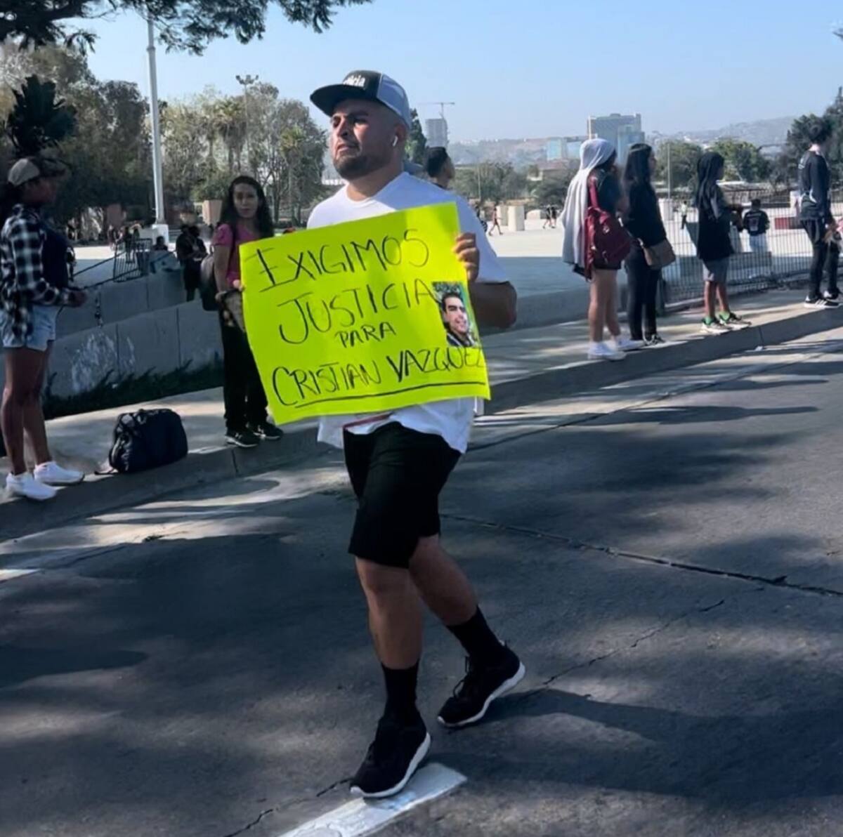 El hermano menor de Cristian Vázquez, Miguel, corrió el Medio Maratón Internacional de Tijuana.