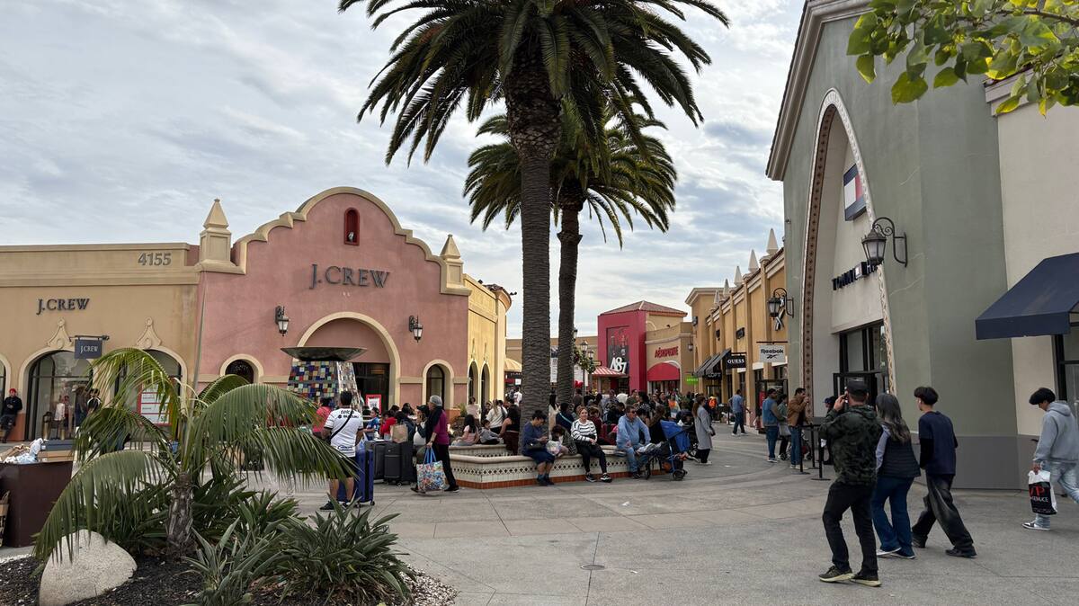 Las Americas Premium Outlets abrió sus puertas al público el viernes con un horario especial desde las 06:00 hasta las 21:00 horas.