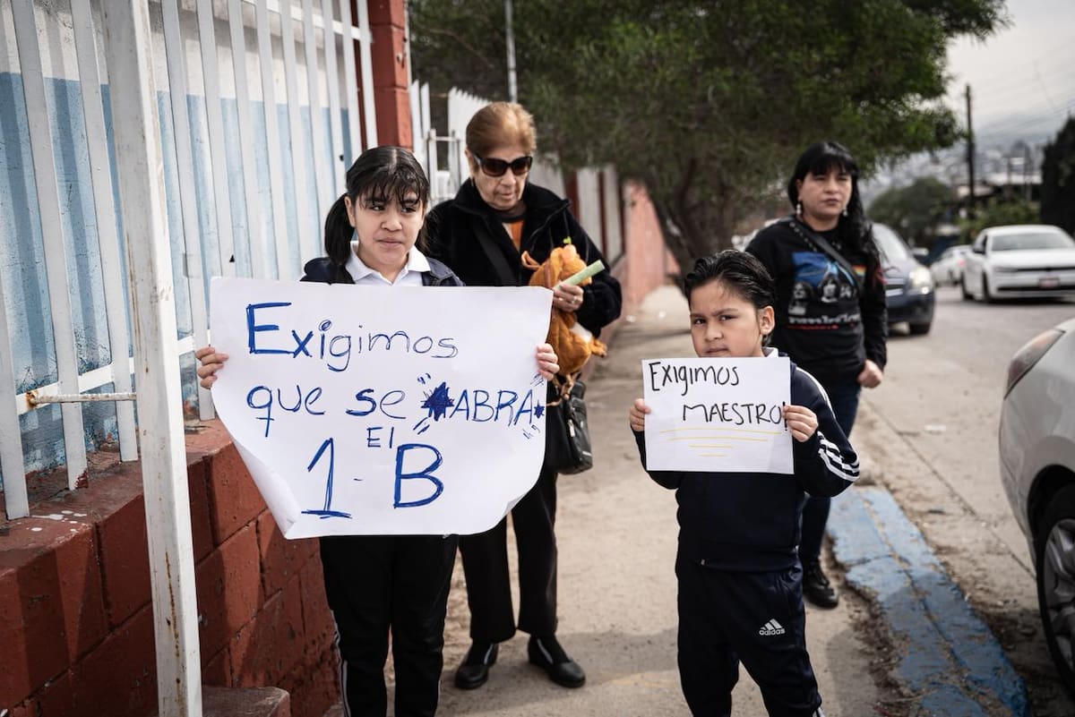 Trabajadores de enfermería expresaron su inconformidad al señalar bajos salarios, falta de prestaciones y un descuento aplicado sin previo aviso en la primera catorcena. Foto: BorderZoom
