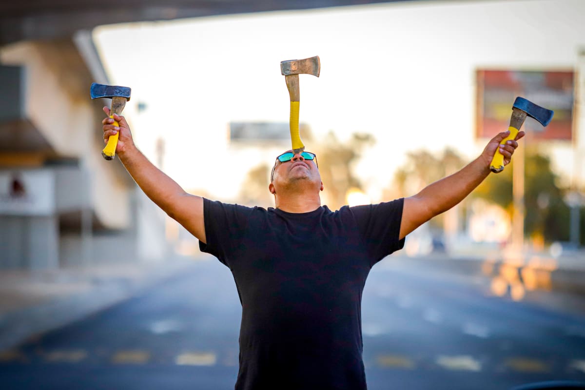 Artistas urbanos convierten semáforos en escenarios efímeros