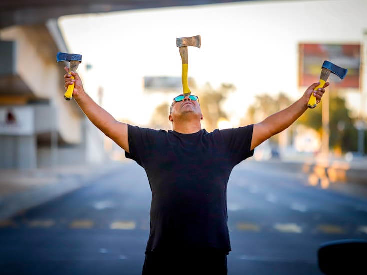 Artistas urbanos convierten semáforos en escenarios efímeros