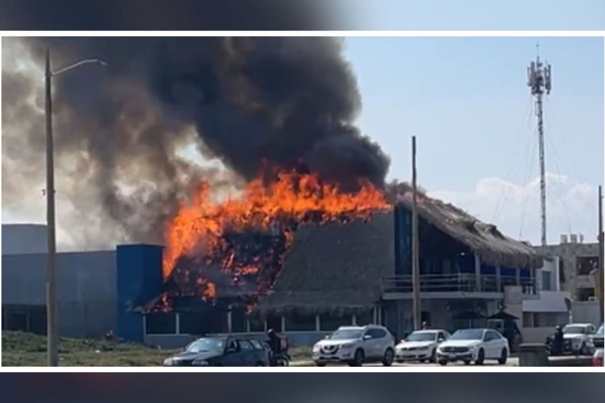 Dos sujetos incendian restaurante “El Calamar” en el malecón de Coatzacoalcos; dejan narcomensaje y huyen